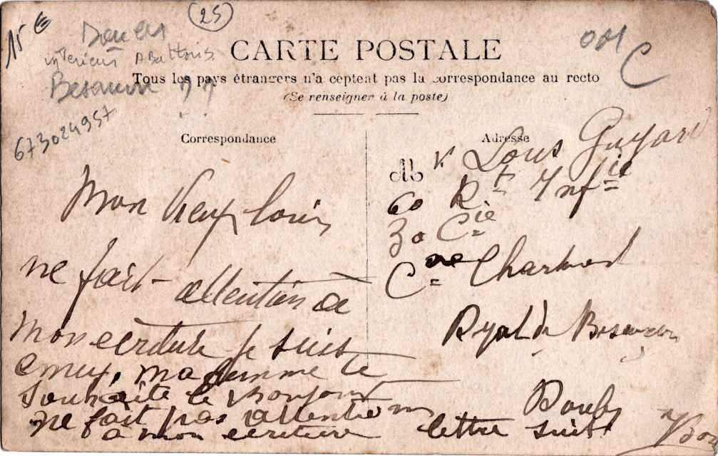 Un personnel en tablier à l'intérieur d'un vaste bâtiment d'usine.